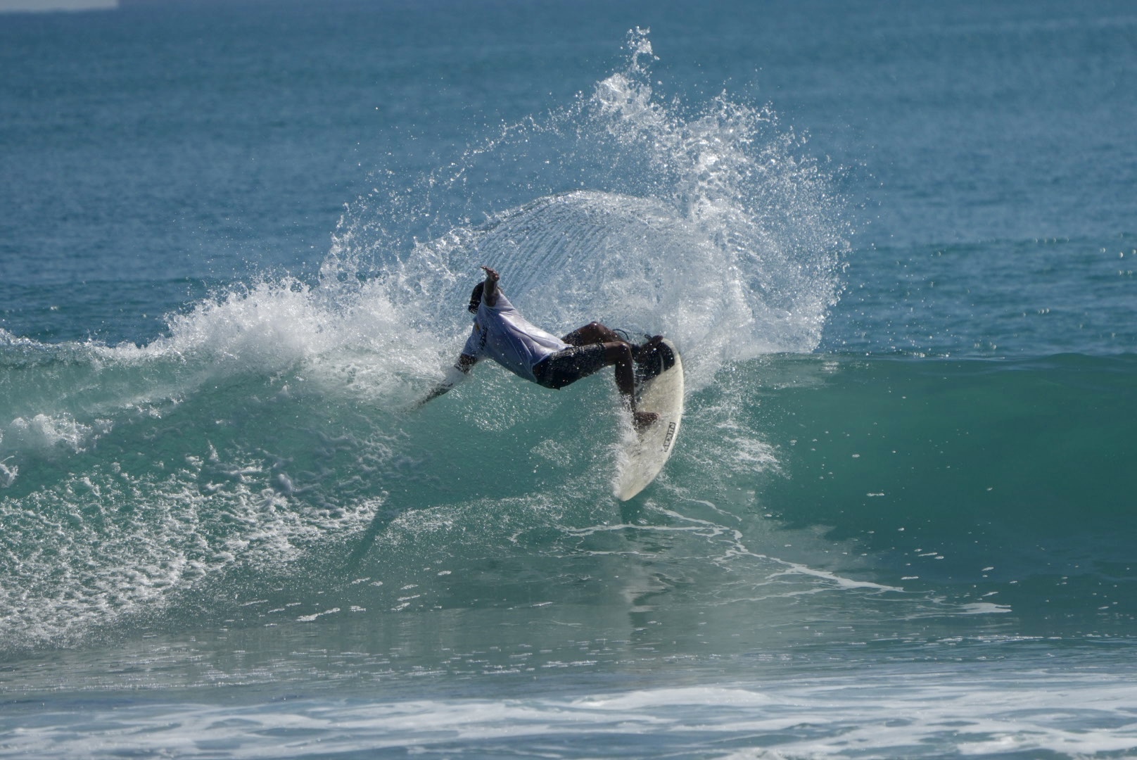Surfeur sur une vague à Siargao
