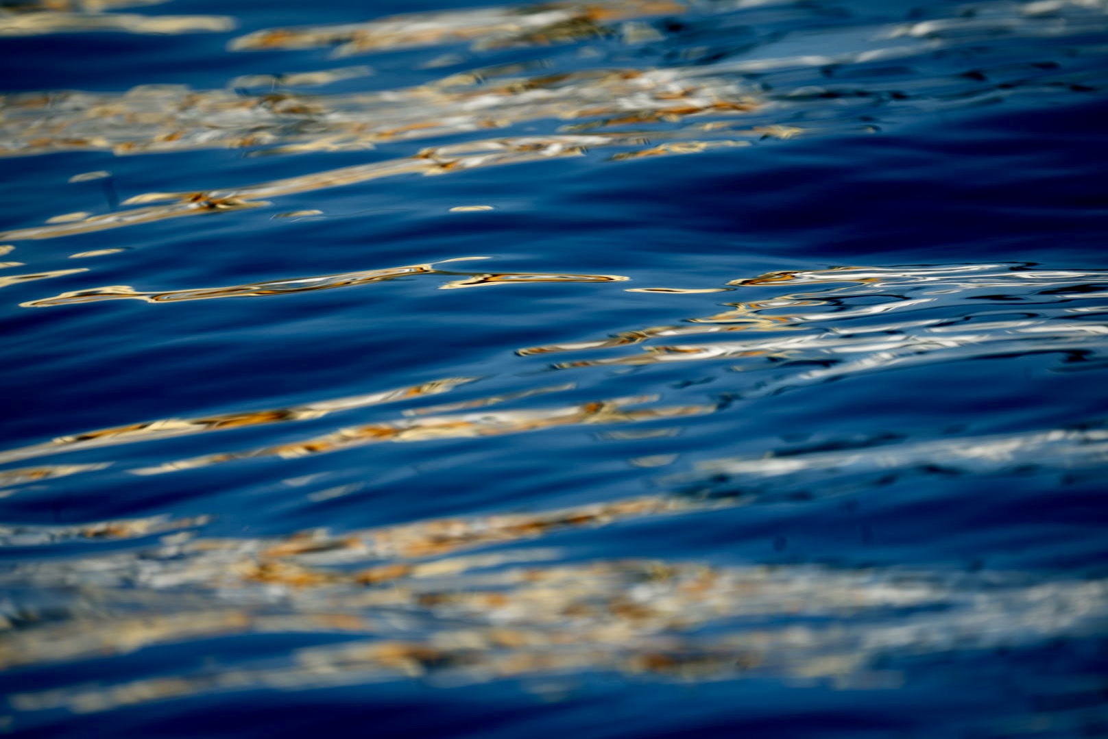Surface de l'océan, reflets dorés